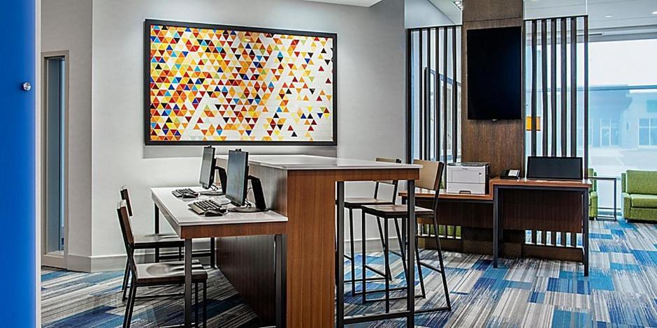 Holiday Inn Express & Suites - Brandon By Ihg Bagian luar foto