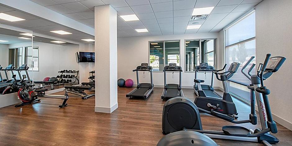 Holiday Inn Express & Suites - Brandon By Ihg Bagian luar foto