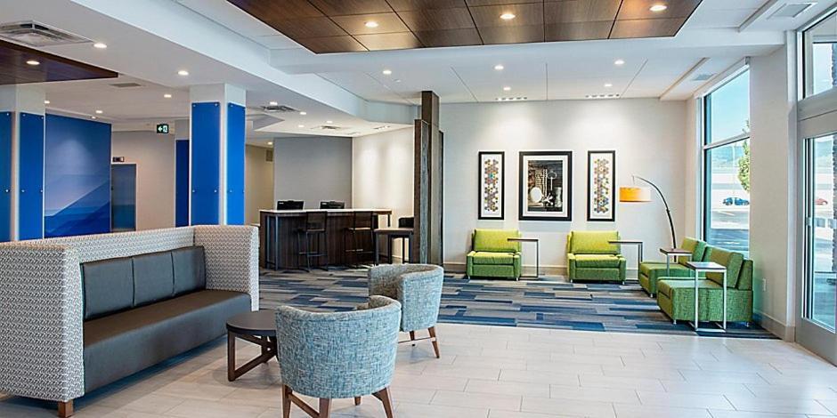 Holiday Inn Express & Suites - Brandon By Ihg Bagian luar foto