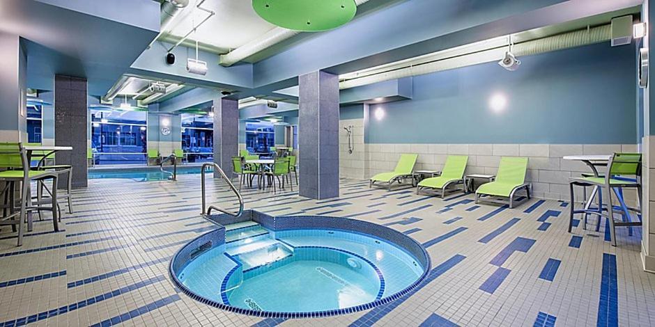 Holiday Inn Express & Suites - Brandon By Ihg Bagian luar foto