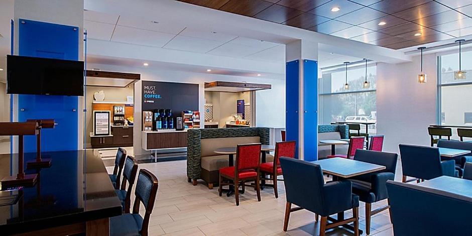 Holiday Inn Express & Suites - Brandon By Ihg Bagian luar foto