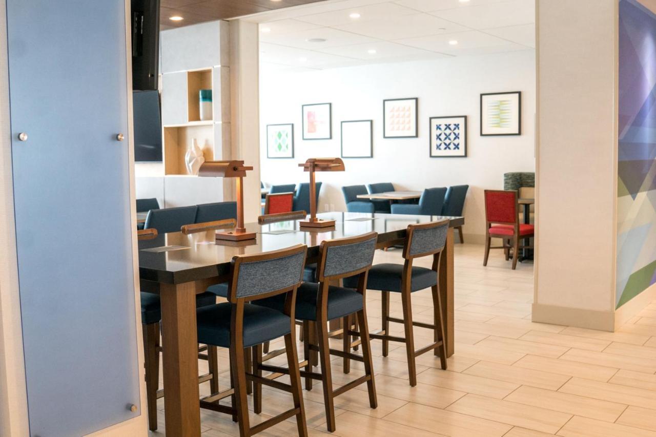 Holiday Inn Express & Suites - Brandon By Ihg Bagian luar foto