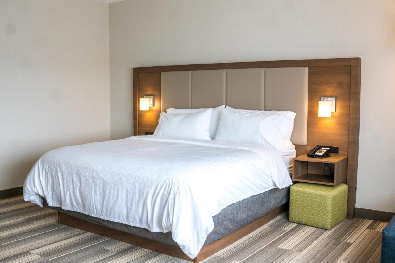 Holiday Inn Express & Suites - Brandon By Ihg Bagian luar foto