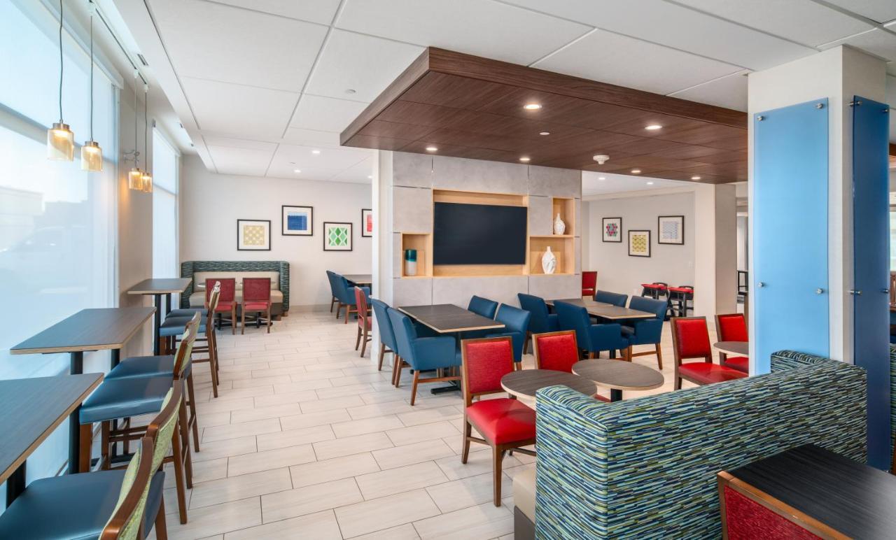 Holiday Inn Express & Suites - Brandon By Ihg Bagian luar foto