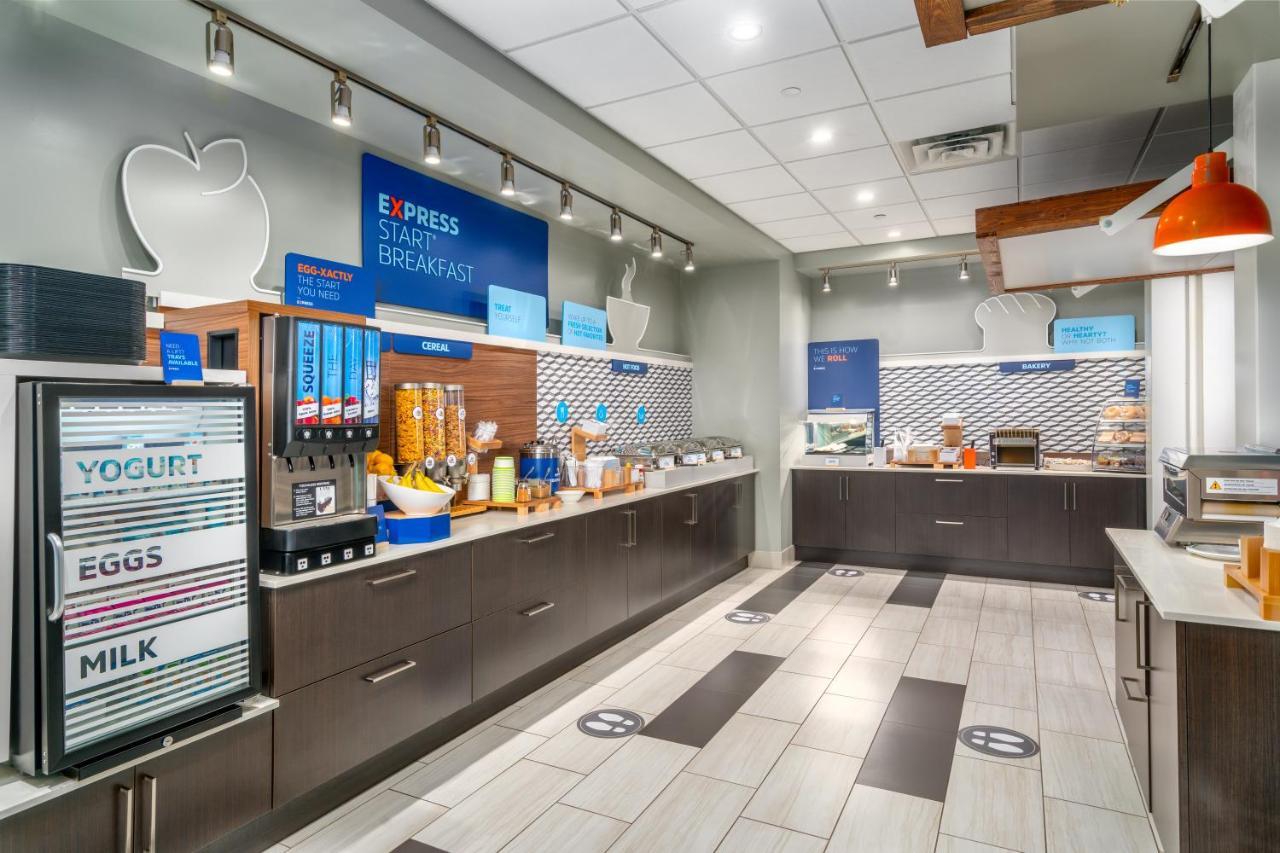 Holiday Inn Express & Suites - Brandon By Ihg Bagian luar foto