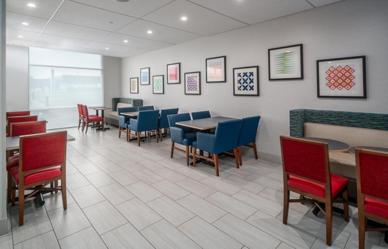 Holiday Inn Express & Suites - Brandon By Ihg Bagian luar foto