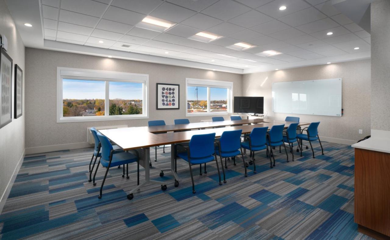 Holiday Inn Express & Suites - Brandon By Ihg Bagian luar foto