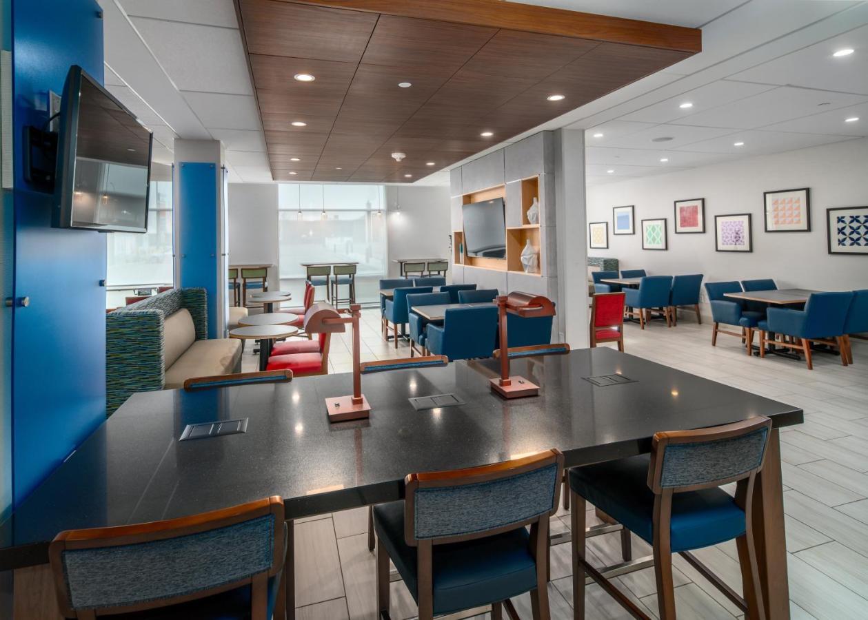 Holiday Inn Express & Suites - Brandon By Ihg Bagian luar foto