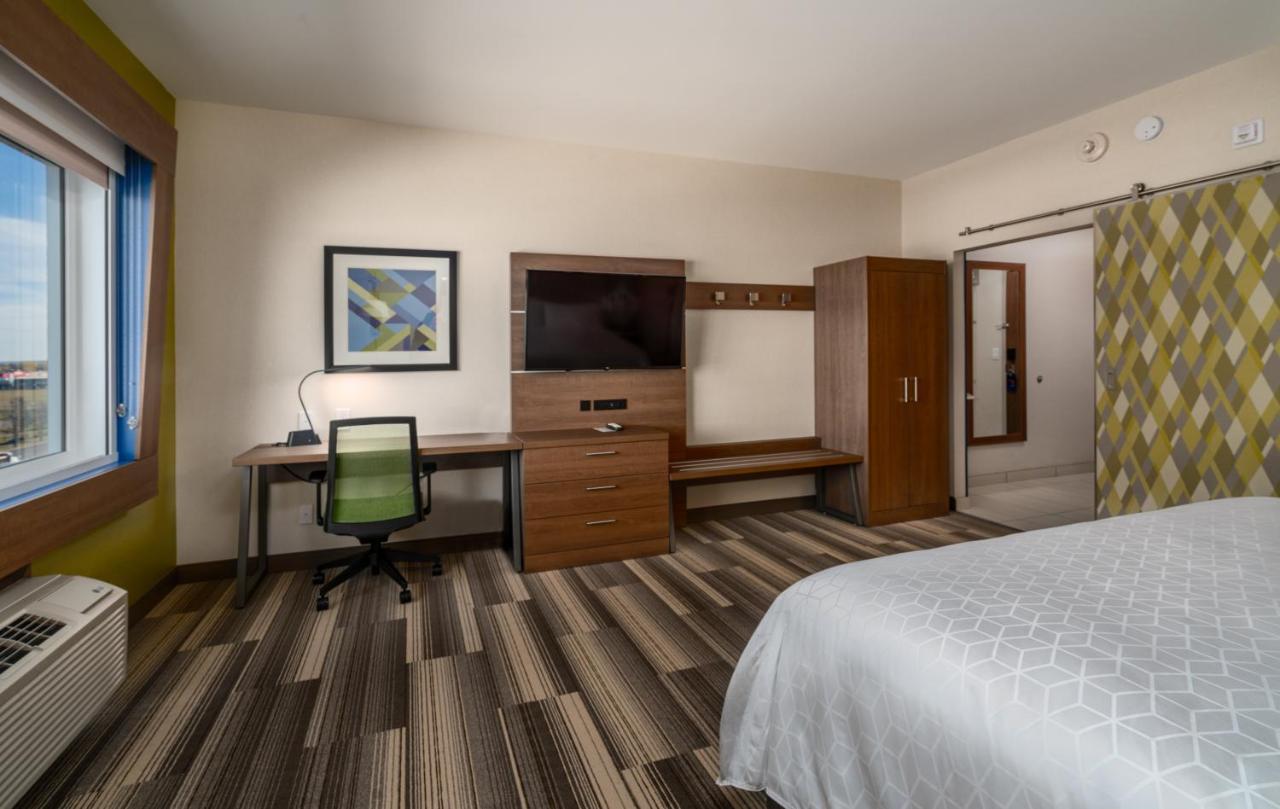 Holiday Inn Express & Suites - Brandon By Ihg Bagian luar foto
