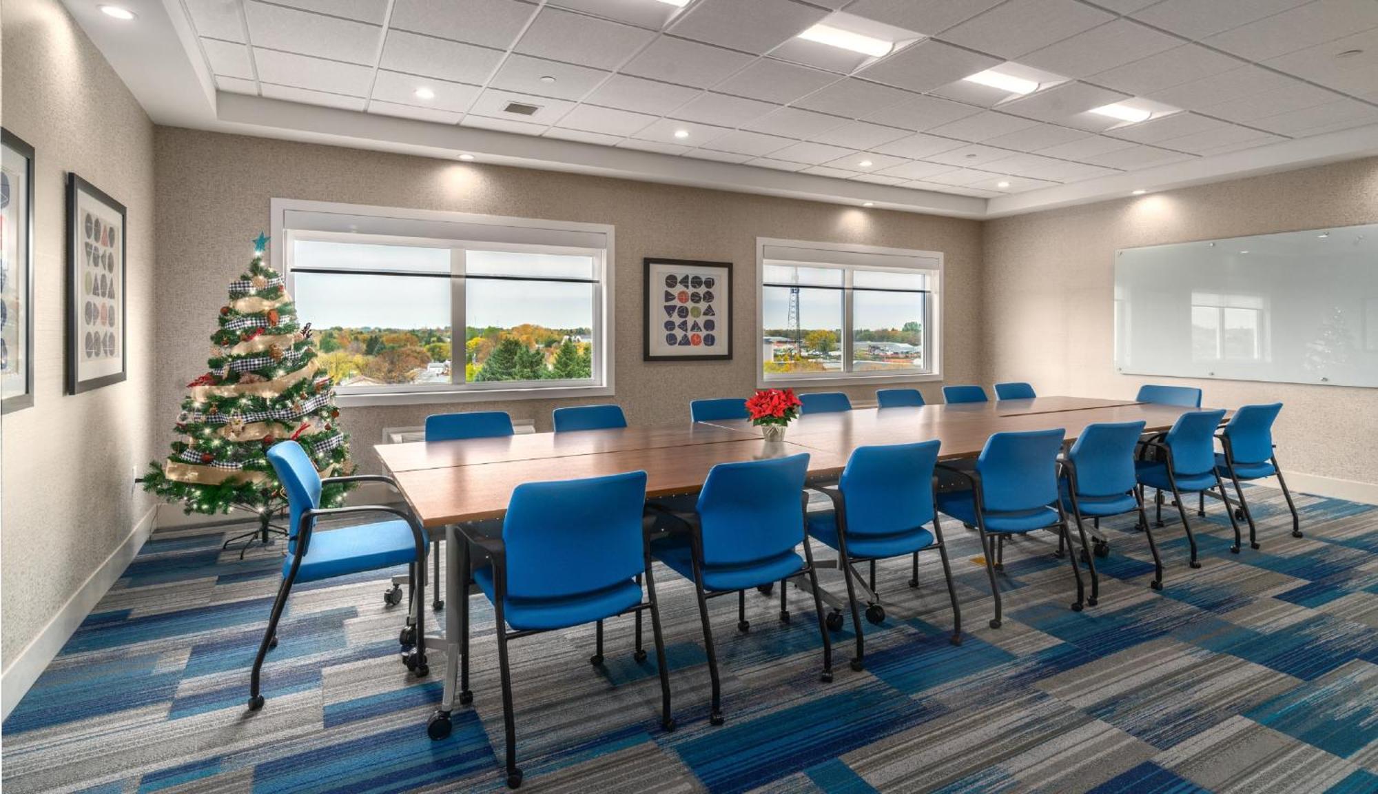 Holiday Inn Express & Suites - Brandon By Ihg Bagian luar foto