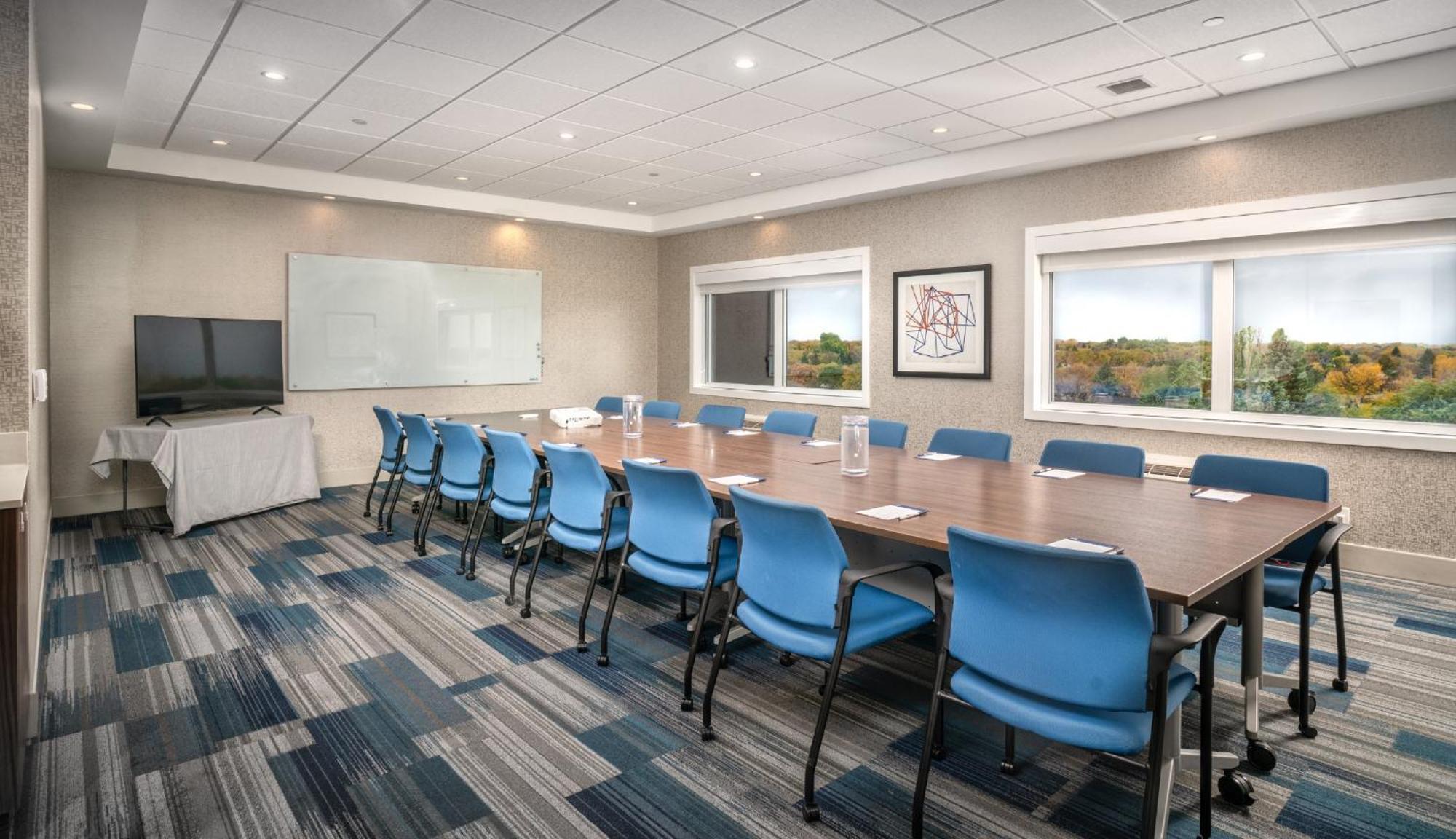 Holiday Inn Express & Suites - Brandon By Ihg Bagian luar foto