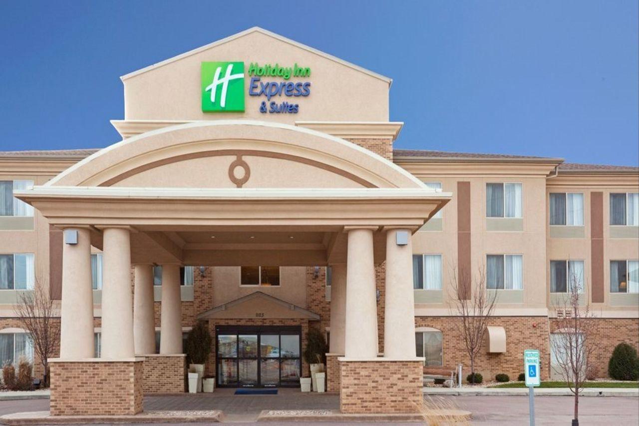 Holiday Inn Express & Suites - Brandon By Ihg Bagian luar foto
