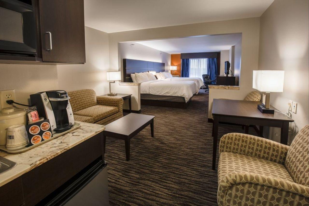 Holiday Inn Express & Suites - Brandon By Ihg Bagian luar foto