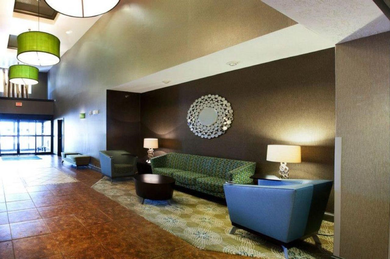 Holiday Inn Express & Suites - Brandon By Ihg Bagian luar foto